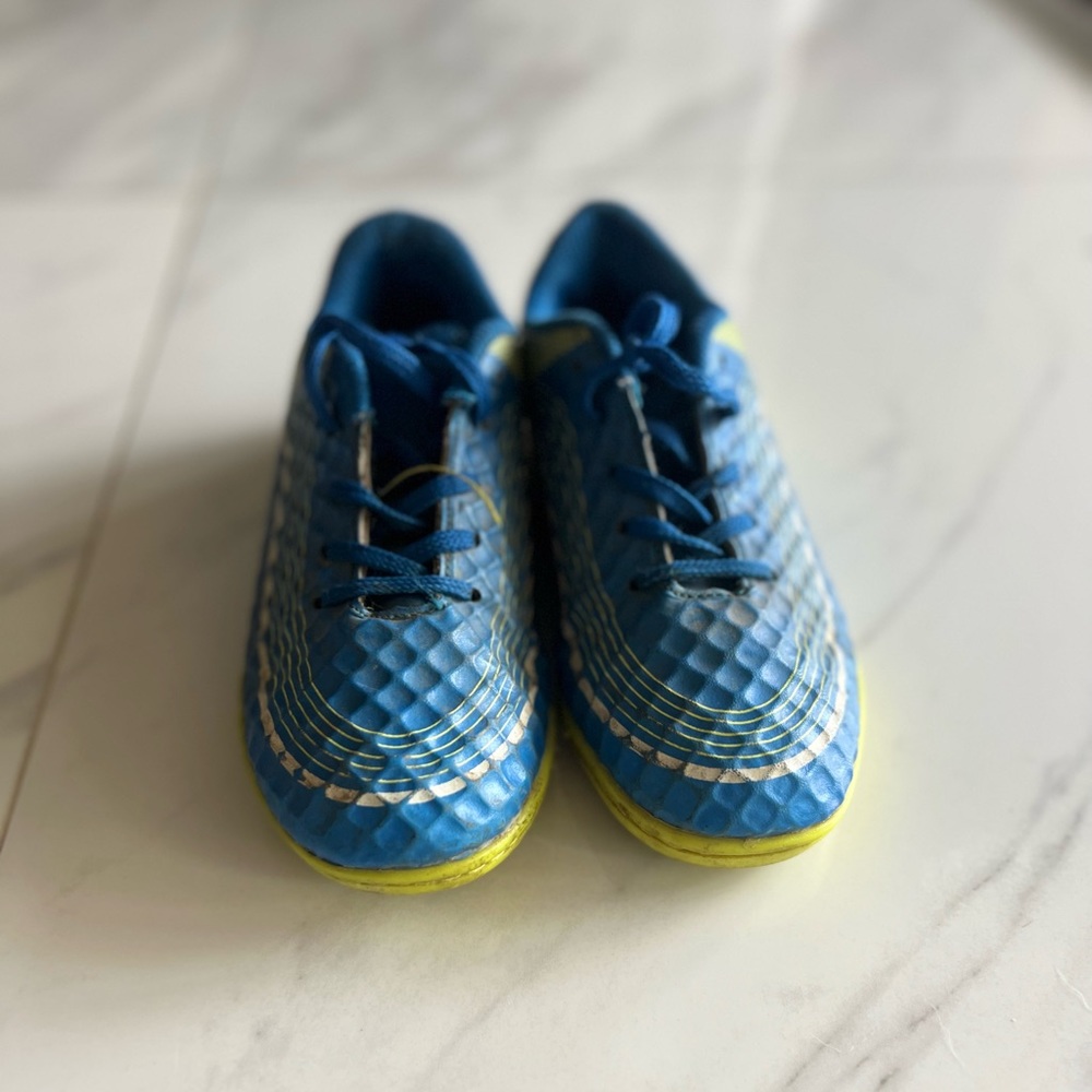 Kids indoor soccer cleats